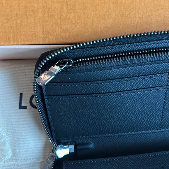 Louis Vuitton Monogram Zippy Wallet - Picture 5 of 8